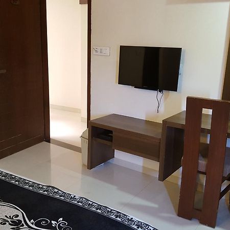 Good Stay Hotel Surat Exterior photo