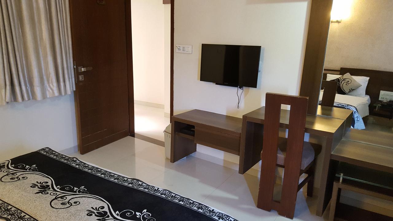 Good Stay Hotel Surat Exterior photo