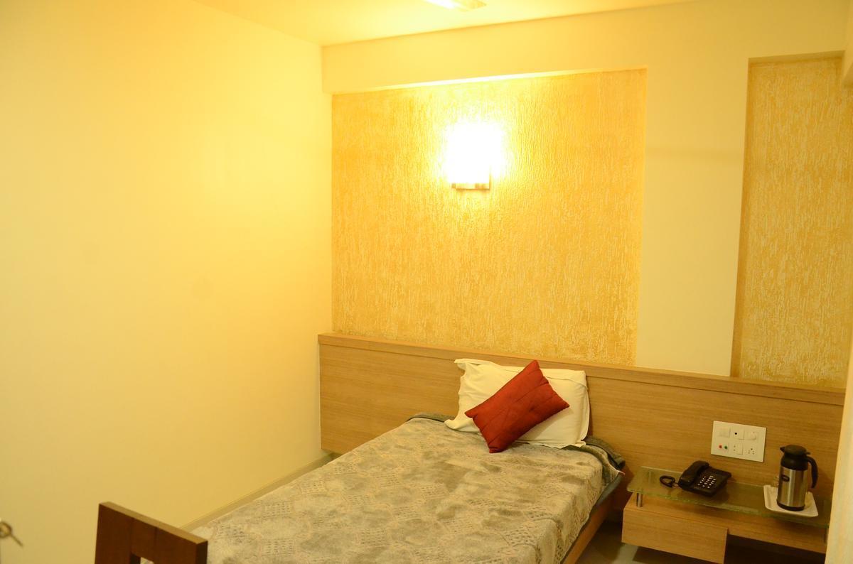 Good Stay Hotel Surat Exterior photo
