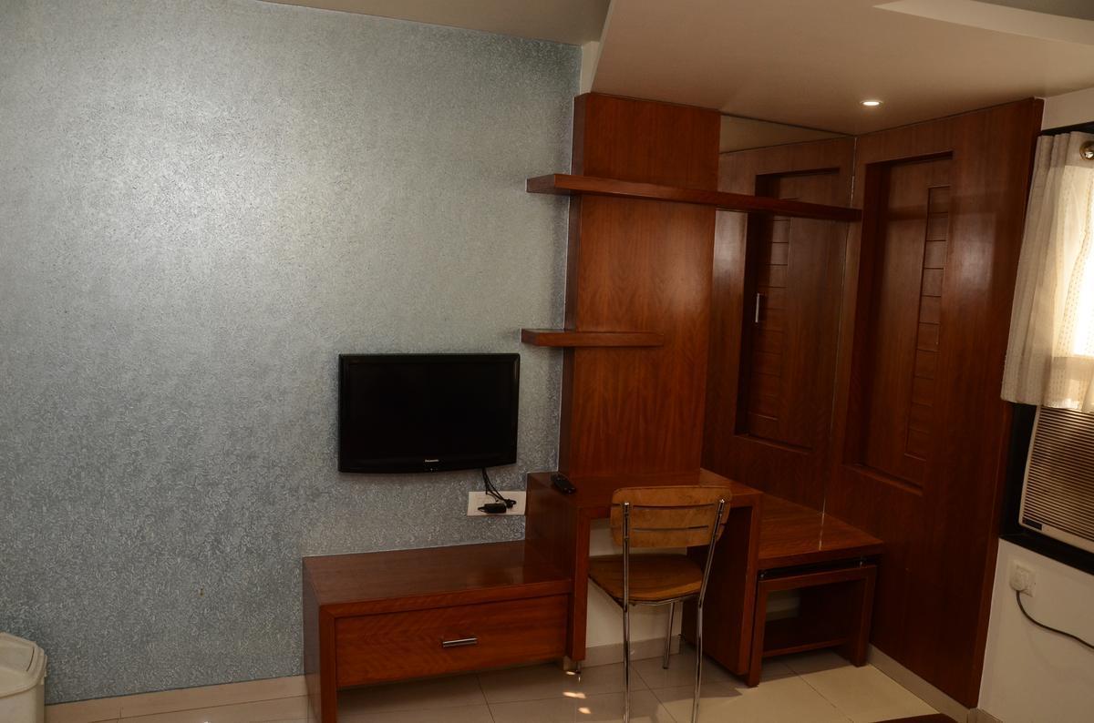 Good Stay Hotel Surat Exterior photo