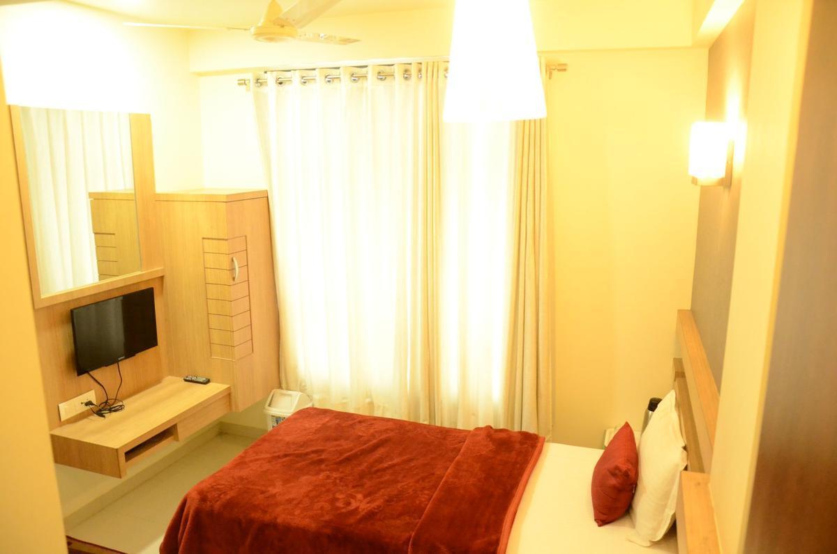 Good Stay Hotel Surat Exterior photo