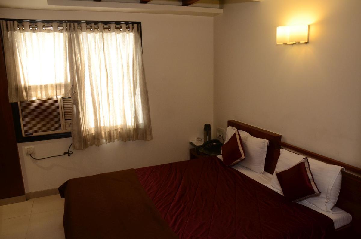 Good Stay Hotel Surat Exterior photo